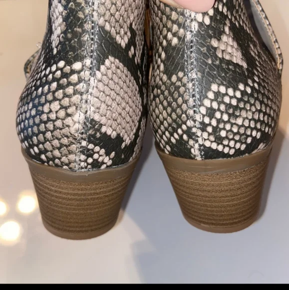 Universal Thread snake print Cari Cut Out Ankle Bootie sz 10 black tan - Picture 6 of 9